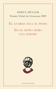 El guarda saca su peine. En el moño mora una señora